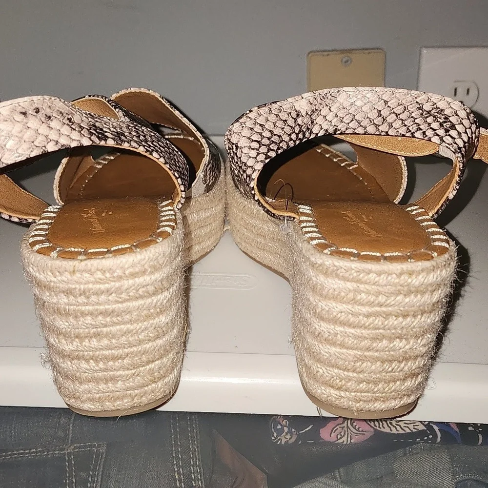 Universal Threads platform wedges w/ snake skin faux size 8 1/2 W